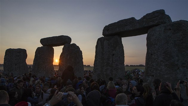 Oslavy slunovratu u Stonehenge (Spojen krlovstv, 21. ervna 2014)