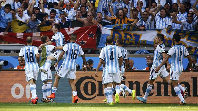 SPASITEL. Fotbalisty Argentiny zachrnil v utkn s rnem v nastavenm ase jejich kapitn Lionel Messi (tet zleva).