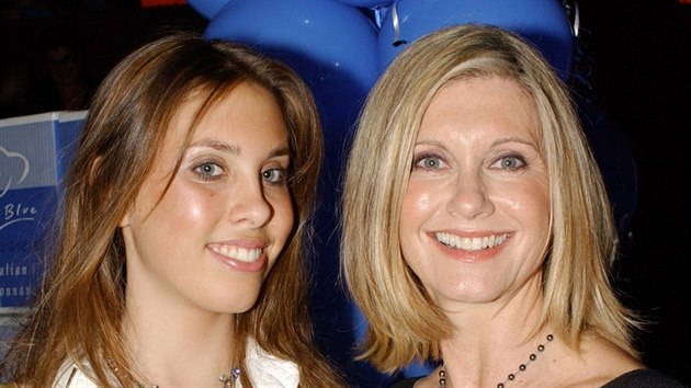 Chloe Lattanziov a jej matka Olivia Newton-Johnov. V tto dob za sebou mla Chloe jen plastiku nosu. Tu vak nyn popr.  (Sydney, 23. dubna 2002)