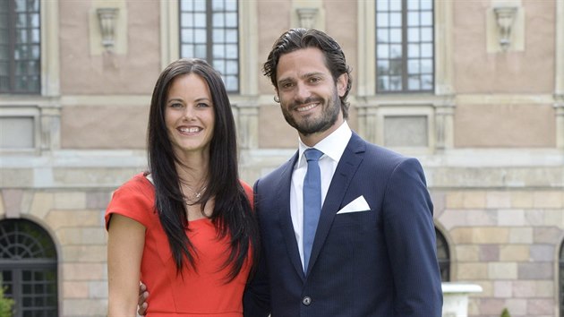 Sofia Hellqvistov a vdsk princ Carl Philip oznmili zasnouben (Stockholm, 27. ervna 2014).