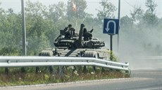 Prorutí separatisté na tanku u msta Debalceve v Doncké oblasti (20. ervna...