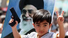 Irácký íitský chlapec s portrétem nejvyího íránského vdce ajatolláha...