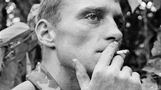 Rüdiger Richter kouí cigaretu v dungli jiního Vietnamu. Snímek pochází z...