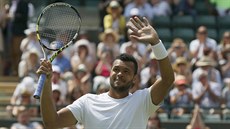 Jo-Wilfried Tsonga zdraví diváky po postupu do druhého kola Wimbledonu.