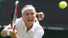 Petra Kvitová se opela do úderu v druhém kole Wimbledonu, kde suverénn...