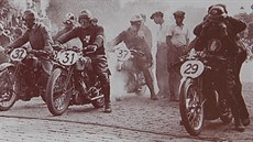 Lochotínský okruh v roce 1934 - start tréninku tídy 350 ccm, repro z knihy...