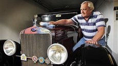 Karel Pelák u svého veterána Škody 4R Phaeton, vyrobeného v mladoboleslavské... Karel Pelák u svého veterána Škody 4R Phaeton, vyrobeného v mladoboleslavské...