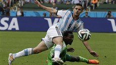 SOUBOJ. Nigerijský stoper Juwon Oshaniwa povalil Argentince Fernanda Gaga.