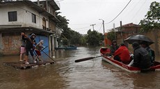 Rodiny používají vory a lodě v zatopených ulicích Tacumbu v Paraguayi (27.... Rodiny používají vory a lodě v zatopených ulicích Tacumbu v Paraguayi (27....