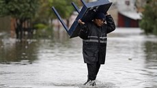 Mu nese stl na zaplavené ulici v Tacumbu, Paraguay suují povodn (27. ervna...