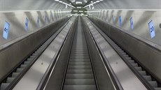 63 metr dlouhé eskalátory vedoucí do prostoru nástupit metra Národní tída...