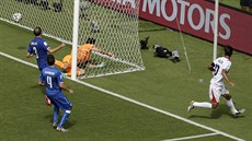 Kostarian Bryan Ruíz práv vstelil hlavou gól Itálii