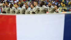 Francouztí fotbalisté ped zápasem se výcarskem svorn zpívají hymnu