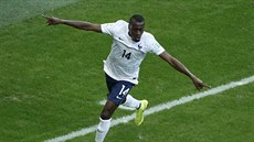 Blaise Matuidi z Francie (vlevo) slaví gól, kterým v zápase se výcarskem...