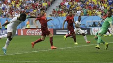 Asamoah Gyan z Ghany (vlevo) práv hlavou stílí v utkání s Portugalskem...