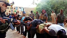 Snímky, které islamisté zveejnili 14. ervna, ukazují zajatce, kteí mli být...