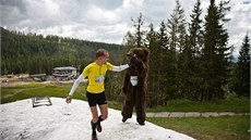 Tomino na výbhu hromady snhu na trati tetí etapy  Interski Runu