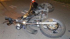 Motocykl po střetu s osobním vozidlem. Motocyklista přepadl přes řídítka a... Motocykl po střetu s osobním vozidlem. Motocyklista přepadl přes řídítka a...