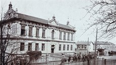 Budova na fotografii z roku 1902 stále v Mariánských Horách stojí, a to hned u... Budova na fotografii z roku 1902 stále v Mariánských Horách stojí, a to hned u...