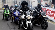 Prahou projely stovky motorkářů za zachování tradičního brněnského závodu. (20.... Prahou projely stovky motorkářů za zachování tradičního brněnského závodu. (20....