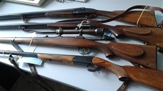 Policisté bývalému myslivci zabavili čtyři dlouhé střelné zbraně. Policisté bývalému myslivci zabavili čtyři dlouhé střelné zbraně.