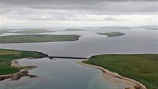 Churchillova hráz číslo 2 bránicí možnost vplutí ponorek do zálivu Scapa Flow. Churchillova hráz číslo 2 bránicí možnost vplutí ponorek do zálivu Scapa Flow.