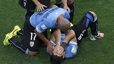 Uruguayský útoník Luis Suárez slaví se spoluhrái gól proti Anglii.