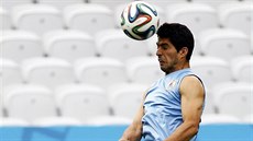 Uruguayský útoník Luis Suárez u trénuje, na tréninku hlavikuje.