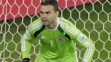 Ruský brankář Igor Akinfejev se připravuje na osudový přímý kop. Na levém... Ruský brankář Igor Akinfejev se připravuje na osudový přímý kop. Na levém...