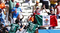 Mexický útoník Giovani Dos Santos (. 10)slaví gól proti Nizozemku v...