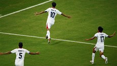 Kostarický kapitán Bryan Ruiz slaví gól proti ecku v osmifinále MS.