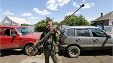 Proruský separatista se v Seversku nedaleko Doncku chlubí svou protitankovou