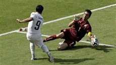VELKÁ ANCE. Italský gólman Gianluigi Buffon perfektn zlikvidoval anci...