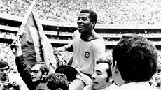 HRDINA NA RAMENOU. Jairzinho patří k hrdinům fotbalového mistrovství světa 1970... HRDINA NA RAMENOU. Jairzinho patří k hrdinům fotbalového mistrovství světa 1970...