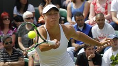 RETURN. Yanina Wickmayerová v prvním kole Wimbledonu.  