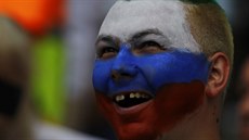 VYDRÍ MU ÚSMV? Ruský fanouek v hlediti stadionu Maracaná ped utkáním proti...
