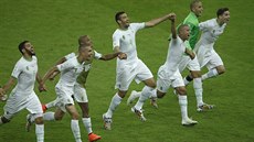 PRVNÍ BODY. Fotbalisté Alírska slaví výhru nad Jiní Koreou, díky ní výrazn...