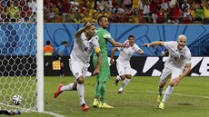 TE TO UDRET. Americký kapitán Clint Dempsey (vlevo) slaví svj gól, jím...