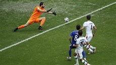 2:0. Bosan Miralem Pjani (v modrém) stílí druhý gól zápasu proti Íránu.