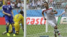 ESTNÁ TREFA. Íránec Reza Ghúanedhád slaví svj gól pi prohe s Bosnou. Byla...