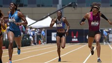 Francena McCororyová (vlevo) poráží na cílové metě Sanyu Richardsovou-Rossovou... Francena McCororyová (vlevo) poráží na cílové metě Sanyu Richardsovou-Rossovou...