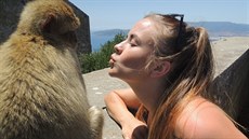 Závodnice Veronika s opicí na Gibraltaru