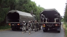 Američtí kadeti se zapojili do výcviku. Snímek ze společné patroly s vojáky ze... Američtí kadeti se zapojili do výcviku. Snímek ze společné patroly s vojáky ze...