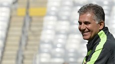 Carlos Queiroz vede trénink íránských fotbalist.