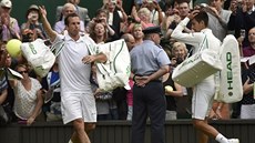 ARCHIVNÍ MOMENTKA ZE STETU V DAVIS CUPU. Radek tpánek vlevo, Novak Djokovi vpravo