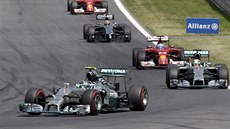 Nico Rosberg (vlevo) ze stáje Mercedesu na trati Velké ceny Rakouska formule 1