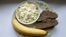 Banánovo-avokádový chléb s chia semínky je dobrý servírován s ricottou