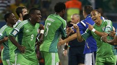 VEDEME! Nigerijský útoník Peter Odemwingie (vpravo) se raduje z gólu proti