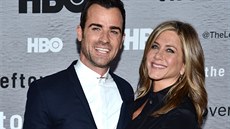 Justin Theroux a Jennifer Anistonová na premiée seriálu HBO The Leftovers (New...