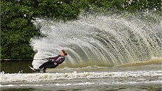 Na rybníku v Kostelci probíhá trénink mládee ve vodním lyování (29. 6. 2014).